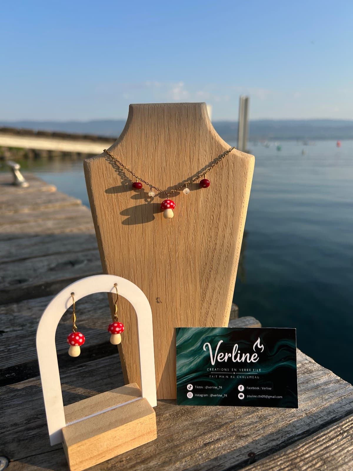Vue de trois-quarts des boucles d'oreilles champignons rouges et blancs sur support blanc