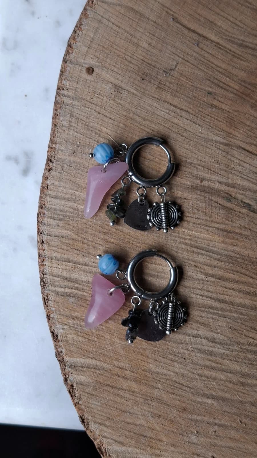 Boucles d'oreilles dormeuses avec pendentifs en verre rose, perles bleues et pampilles métalliques suspendues
