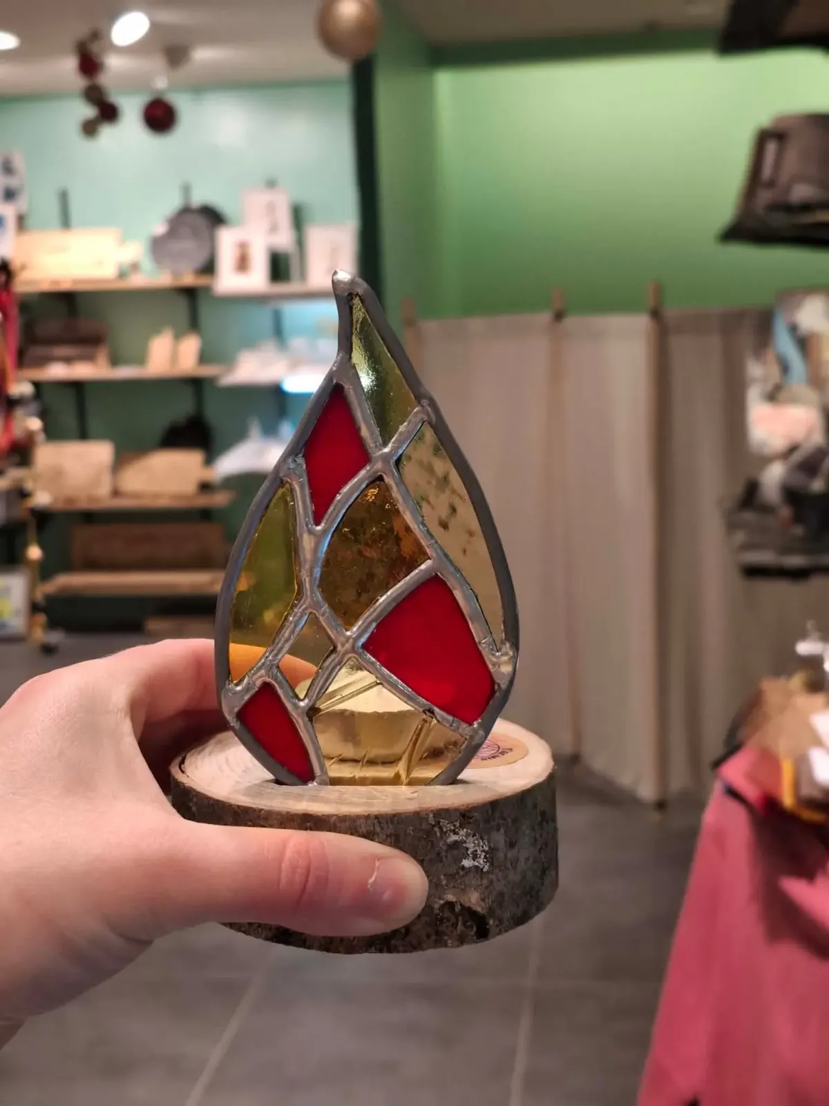 Photophore en vitrail flamme aux verres rouge et jaune monté sur une rondelle de bois avec écorce
