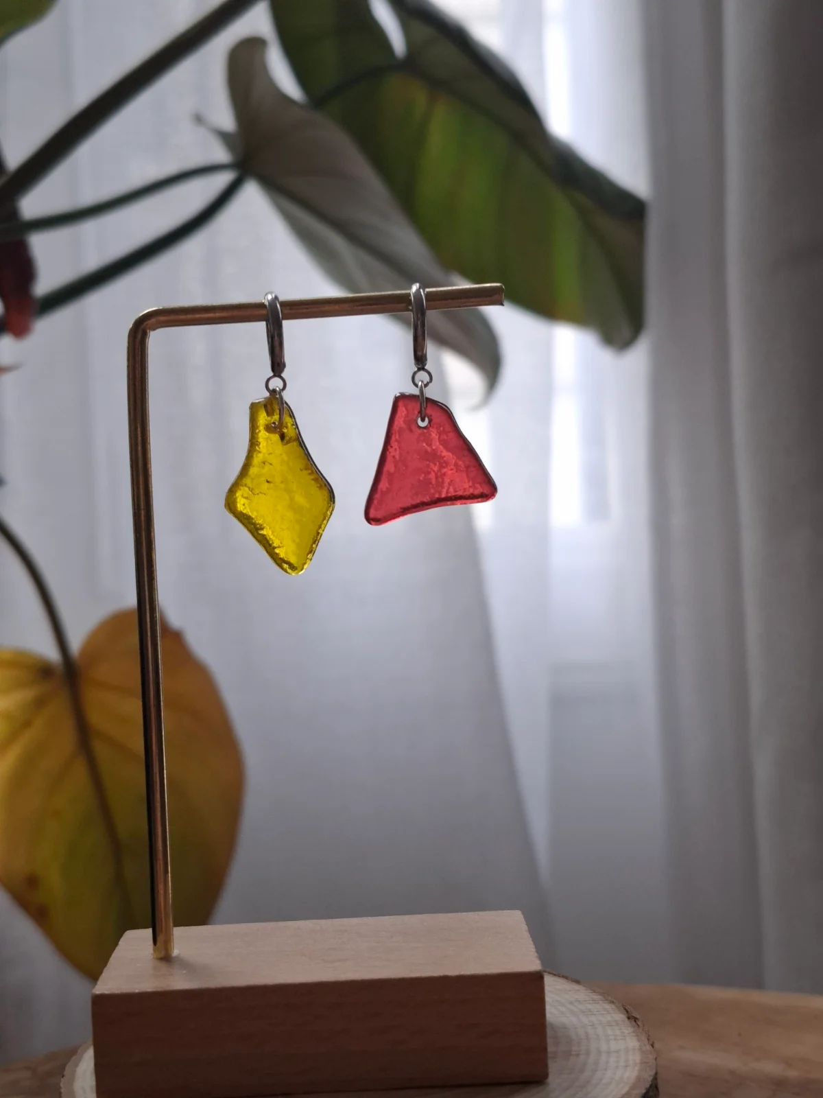 Boucles d'oreilles pendantes jaune et rouge en verre suspendues à un support métallique