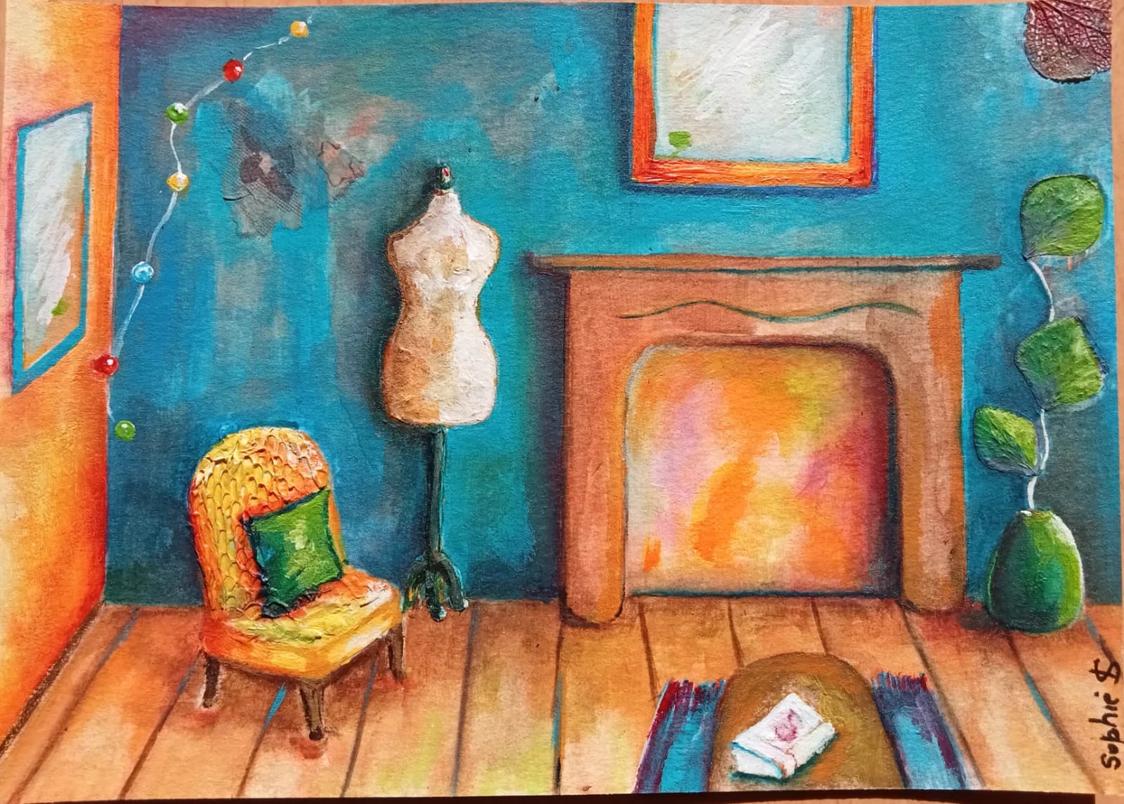 Tableau d'un salon au mur bleu avec fauteuil jaune, mannequin de couture ancien et cheminée chaleureuse.