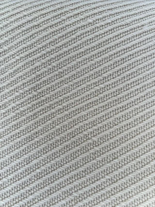 Détail du tissage en diagonale beige champagne de l'écharpe artisanale.