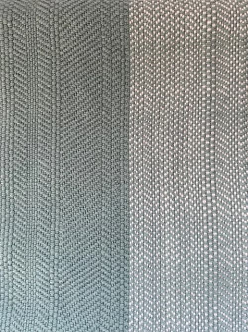 Gros plan sur les motifs texturés et les détails de tissage d'une écharpe verte.