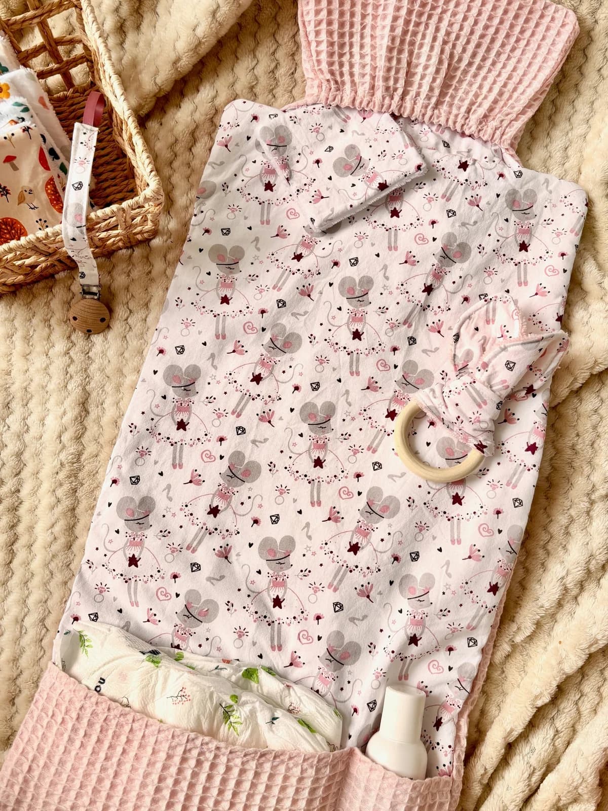 Tapis à langer nomade déplié à motif souris ballerines et finitions en tissu nid d'abeille rose avec accessoires