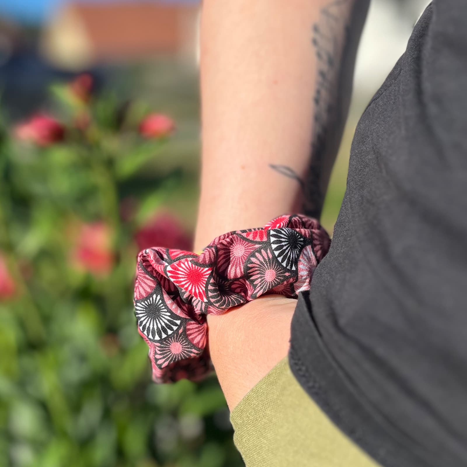 Chouchou en tissu à motifs graphiques roses et noirs