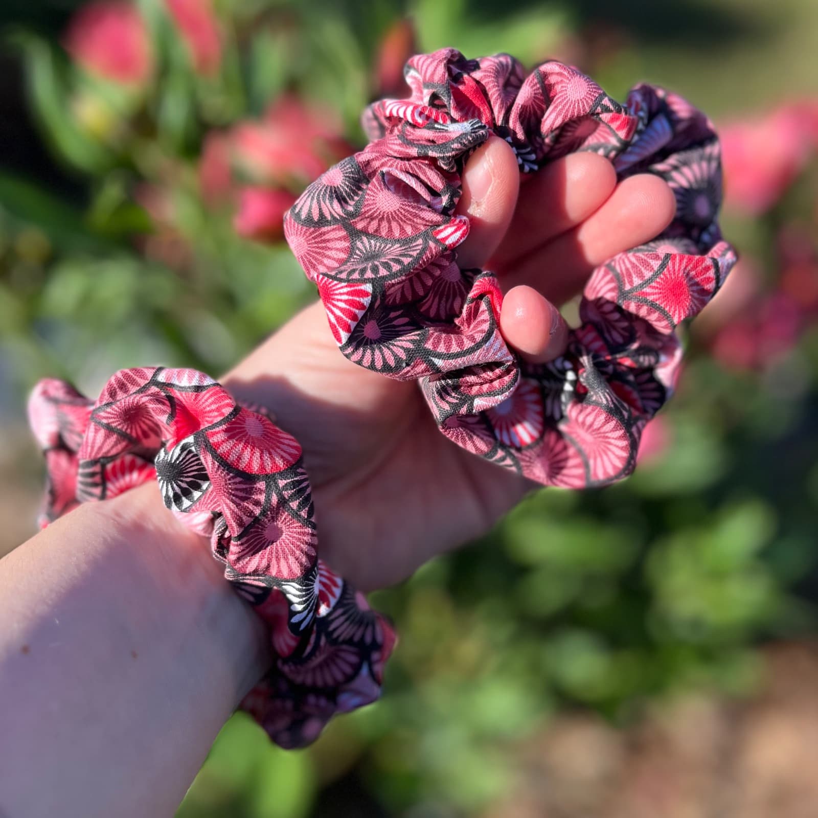 Chouchou en tissu à motifs graphiques roses et noirs