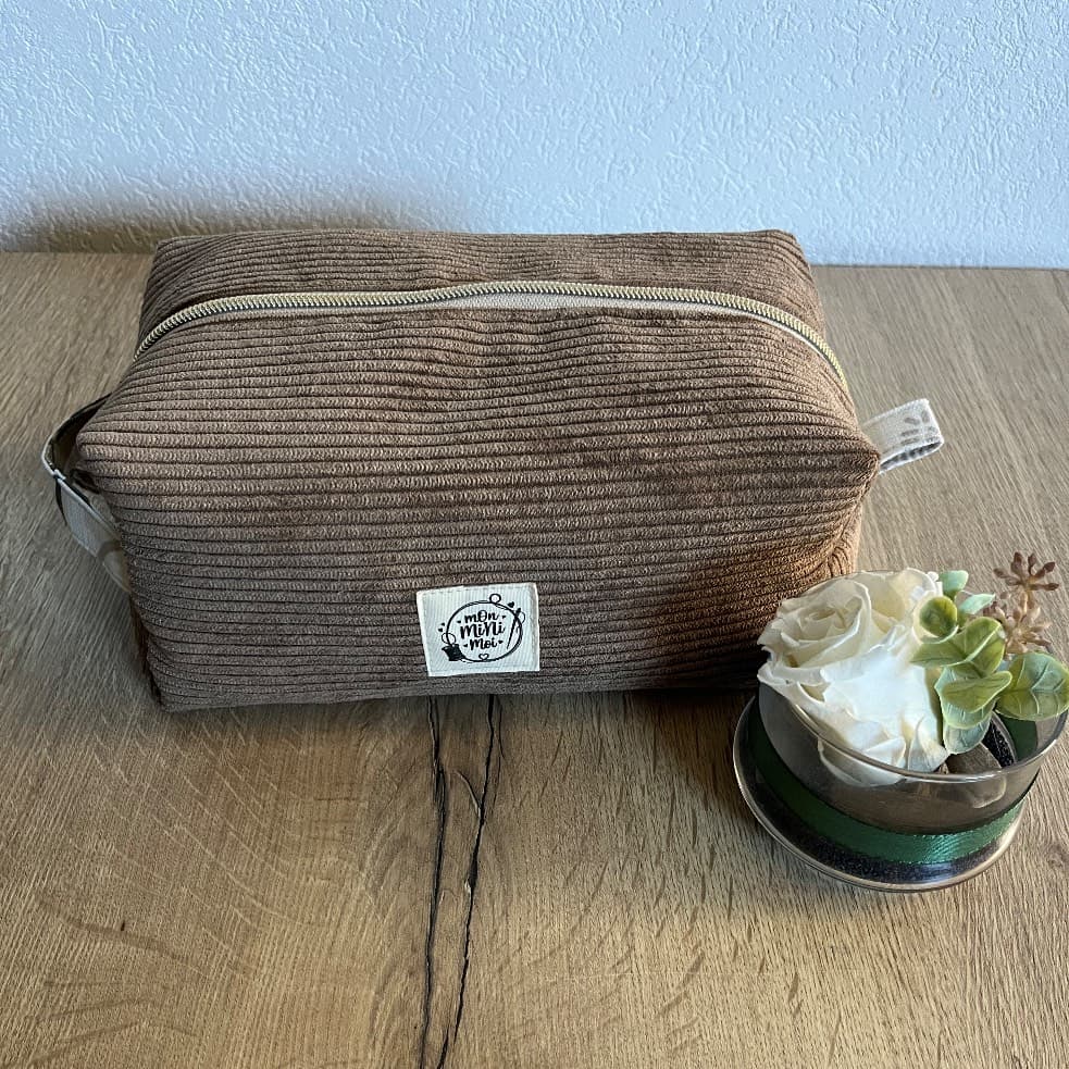 Trousse de toilette en velours côtelé marron