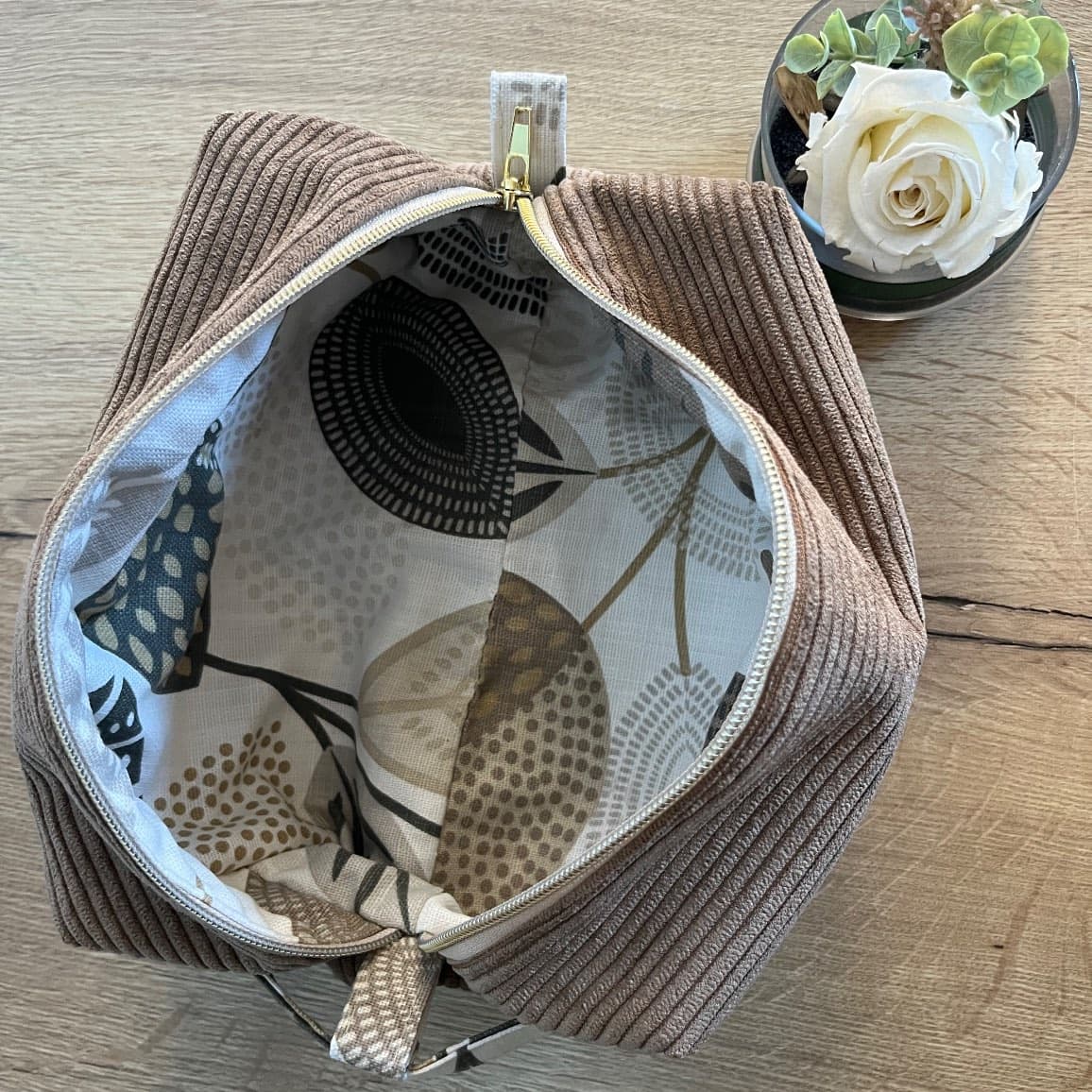 Trousse de toilette en velours côtelé marron
