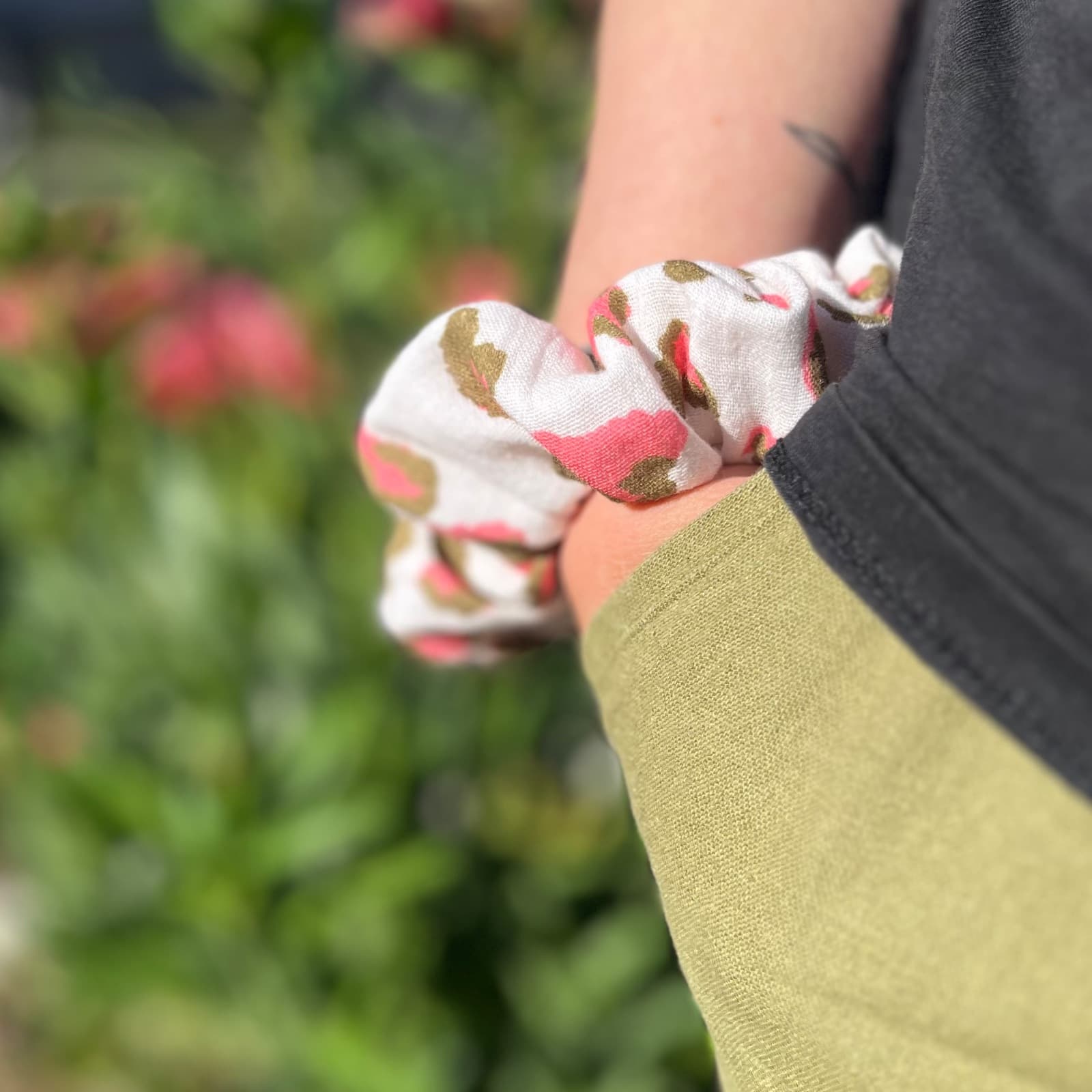 Chouchou pour cheveux à motifs léopard rose et kaki