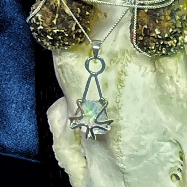 Vue rapprochée du pendentif en argent monté d'une opale sur chaîne fine