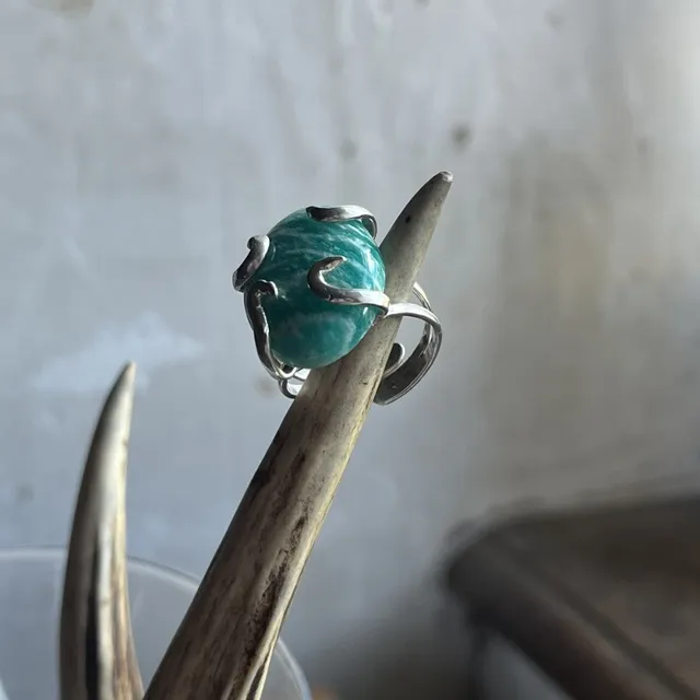 Vue de trois-quarts de la bague en argent montrant l'anneau et la pierre amazonite turquoise.