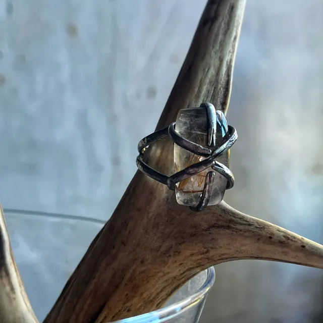 Vue d'ensemble de la bague en argent et quartz rutile présentée sur un bois de cerf