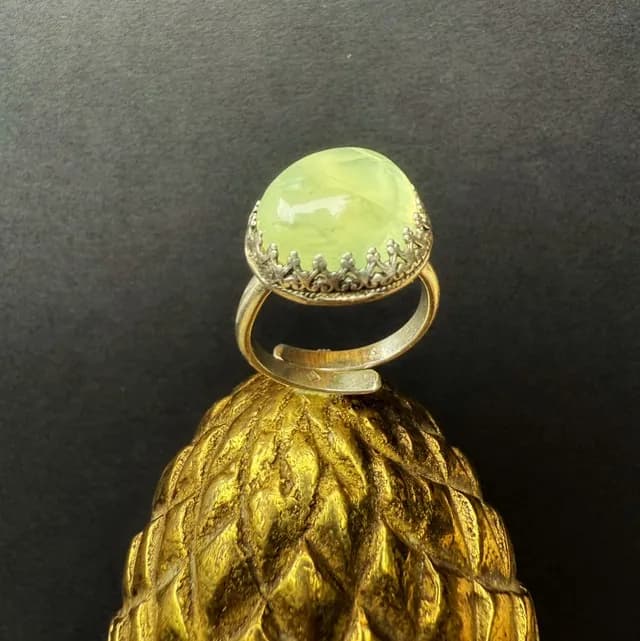 Bague artisanale réglable en argent 925 avec béryl vert sous une lumière naturelle