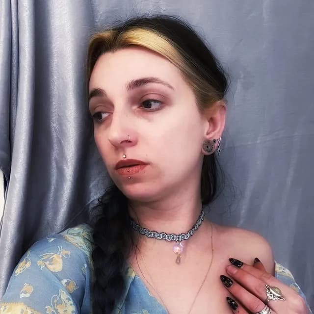 Ras de cou tressé bleu et or orné d'un pendentif irisé facetté et d'une perle goutte