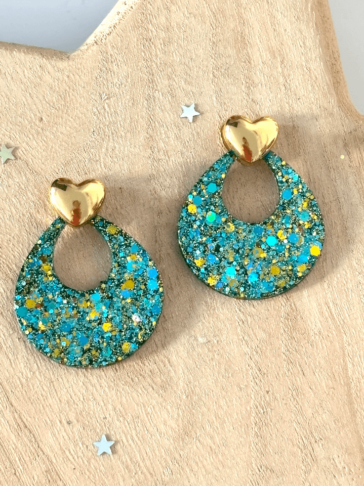 Paire de boucles d'oreilles à clous cœur doré et pendentifs ajourés turquoise et doré à paillettes