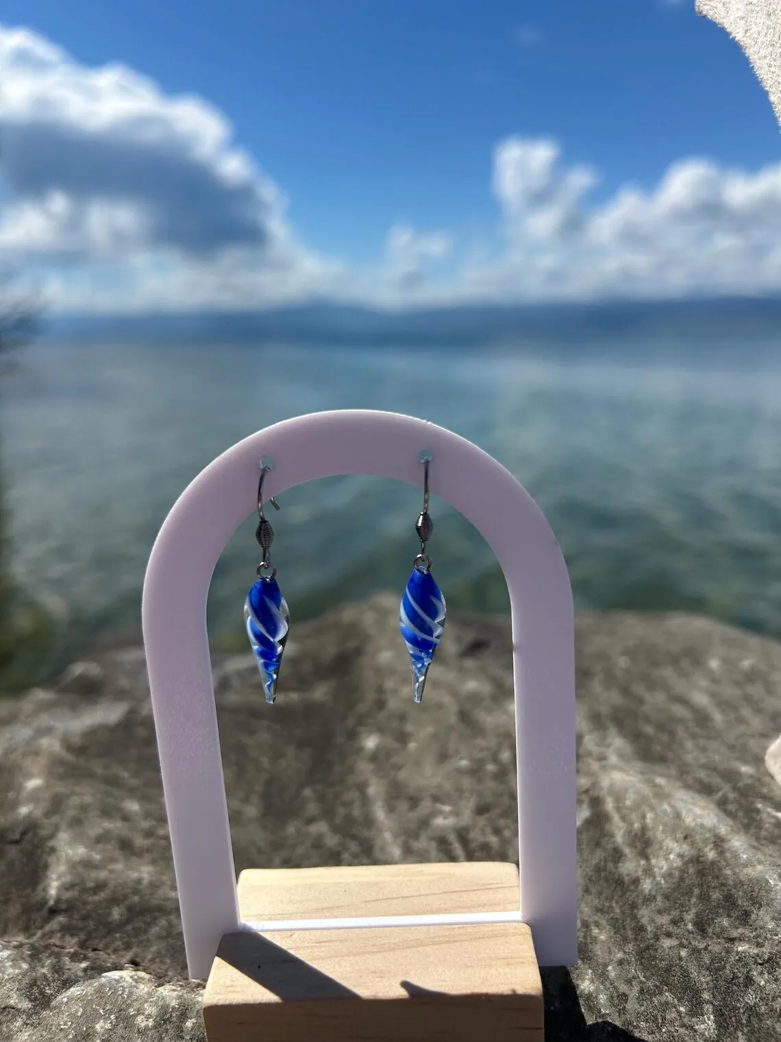Boucles d'oreilles et collier coquillage bleu sur présentoirs en plein air