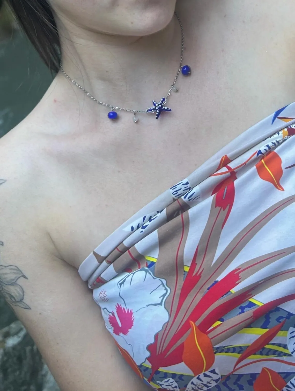 Collier chaîne avec pendentif étoile de mer bleue à pois blancs et perles sur buste