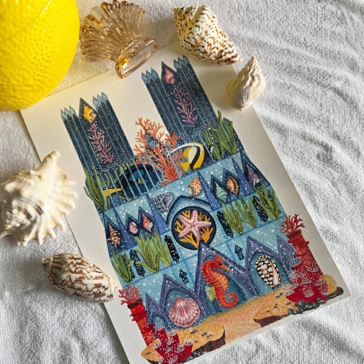 Peinture de la cathédrale de Reims revisitée en décor sous-marin avec hippocampe, poissons et coquillages.