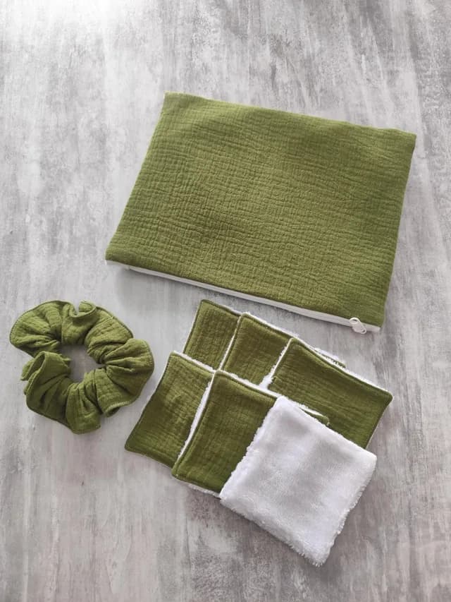 Ensemble routine vert olive comprenant une trousse zippée, un chouchou et six lingettes carrées lavables.