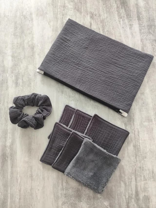 Kit gris composé d'une pochette zippée, d'un chouchou et de lingettes lavables carrées