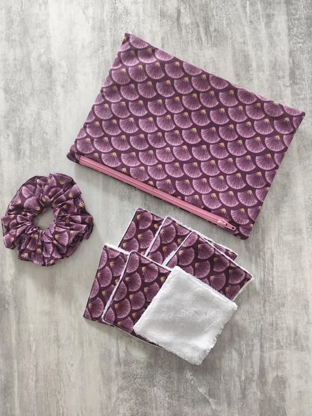 Kit avec pochette zippée violette à motifs éventails, lingettes lavables et chouchou assorti.