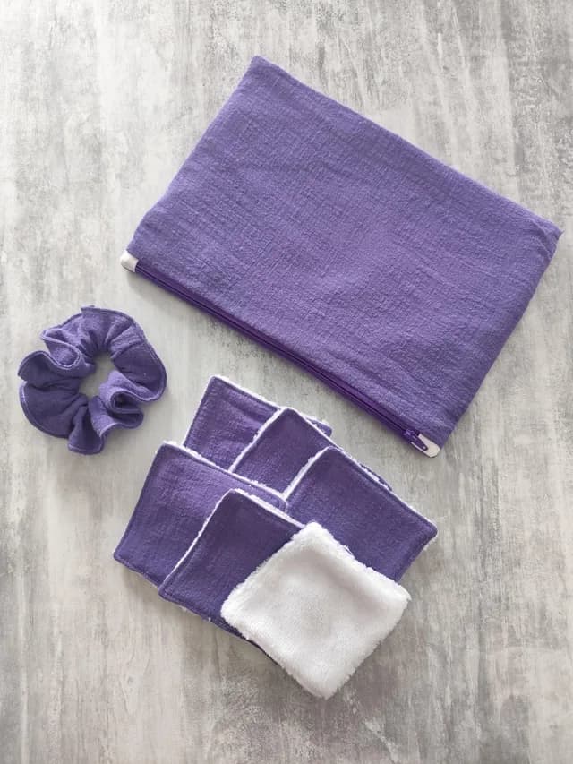 Kit complet violet avec pochette zippée, chouchou assorti et lingettes lavables empilées