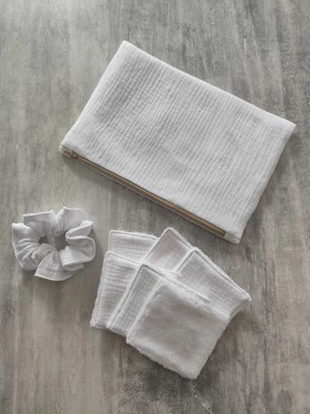 Kit blanc avec pochette zippée, chouchou pour cheveux et lingettes lavables carrées
