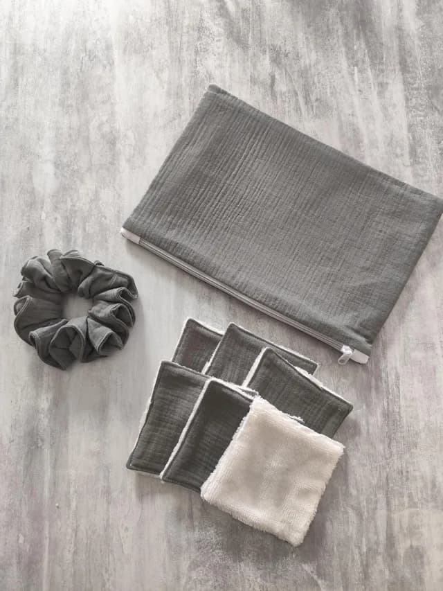 Kit pochette zippée grise avec chouchou et lingettes lavables carrées sur fond marbré clair