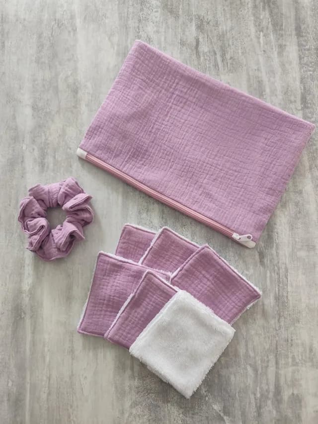 Kit zéro déchet couleur vieux rose avec pochette zippée, chouchou pour cheveux et lingettes lavables.