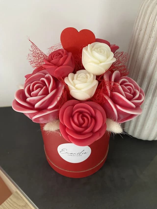 Bouquet de roses parfumées rouges et blanches avec cœur décoratif dans une boîte rouge.