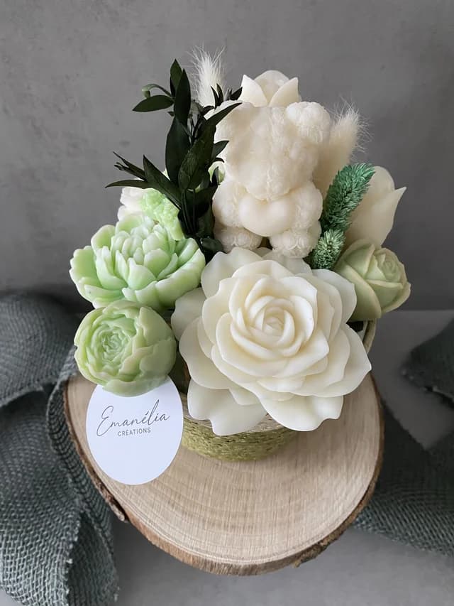 Bouquet de fondants parfumés verts et blancs avec fleurs et ourson dans un petit pot tressé